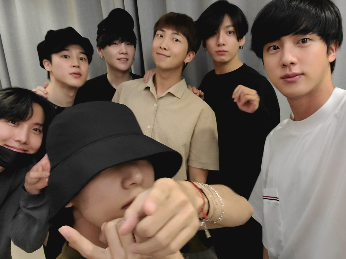 nineteeneleanor's tweet photo. #FM06.13 by Suga last June 13
now #FMRADIO by JinJikook
Black and White outfit..
@BTS_twt #BTS #BTSARMY 😍❤ https://t.co/a9pDLmsqzX