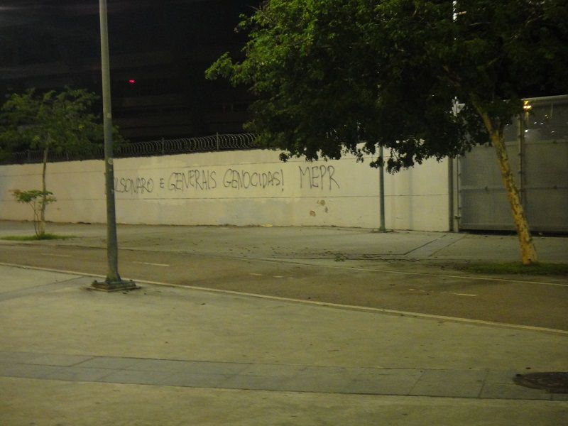 jornaland's tweet photo. RJ: 'Bolsonaro e generais genocidas!' é pichado no Maracanã
Leia mais: https://t.co/vz5JsMGplf
#AND #GovernoMilitar #Bolsonaro #AltoComando https://t.co/gVEoVF3pHU