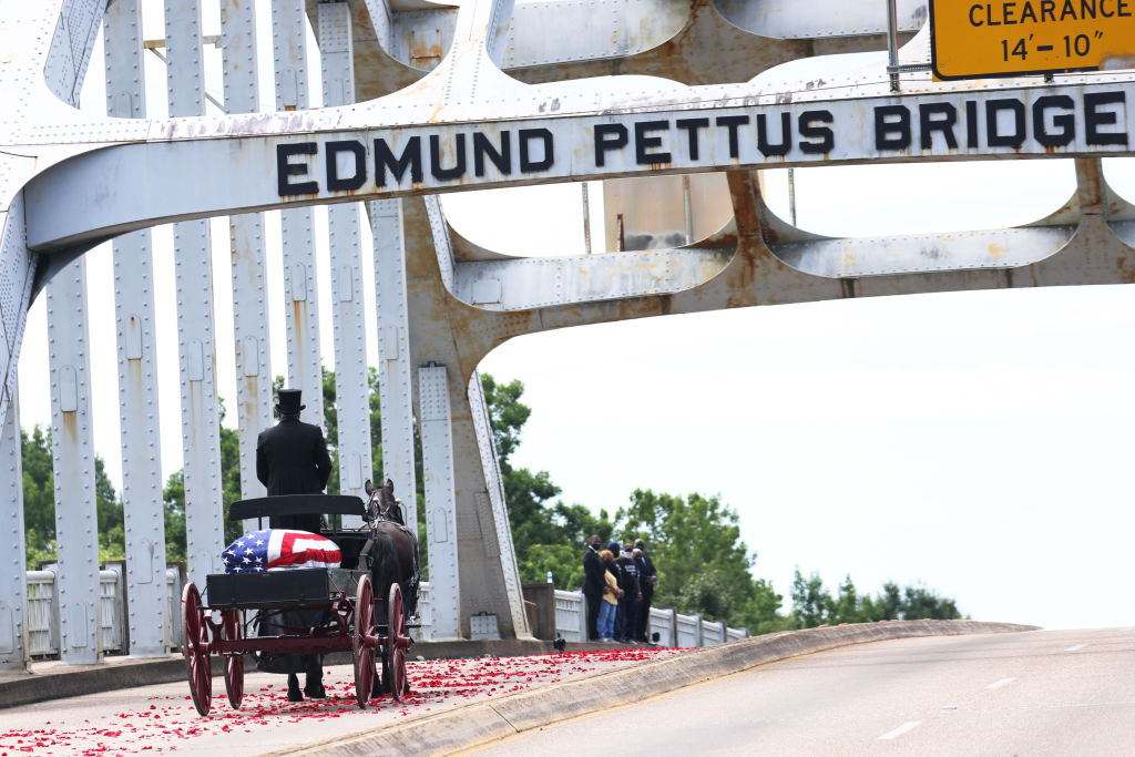 tvonetv's tweet photo. A horse-drawn carriage carrying the body of civil rights icon, former US Rep. #JohnLewis prepares to cross the Edmund Pettus Bridge in Selma, Alabama. #BloodySunday. https://t.co/oWJrdOt16d
