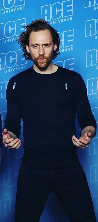 royaltyloki's tweet photo. comic con tom hiddleston deserves the world i miss him https://t.co/ueofcVD36R