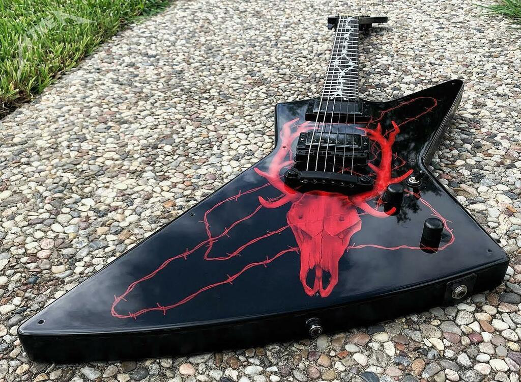guitarofthrones's tweet photo. Randy 👨🏻 did a beautiful job on his ESP Explorer, don’t you think?? 👊🏻💀👊🏻
📸: @hardwired_tokillemall / @randyalanis
.
.
.
#guitarofthrones #esp #espguitars #espexp #espexplorer #elk #elkskull #elkskullexplorer #emg #emgpickups #emghetset #emgjhset #m… https://t.co/6lOAAGFPYg https://t.co/m1IgAc338E