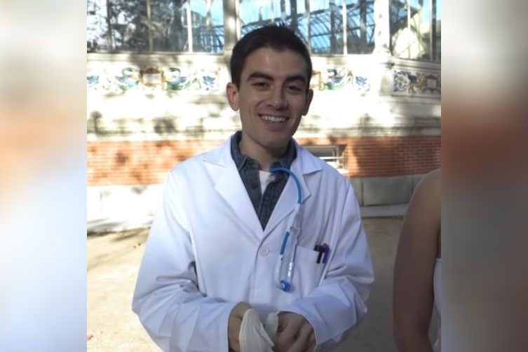 ¡Alerta! 
Este joven médico cubano conocido como Alejandro arribó esta mañana a Medellín por parte de una misión humanitaria, su trabajo en realidad es ser espía del G2 cubano para brindarle información al régimen y así tumbar nuestro muro de contención contra el comunismo.