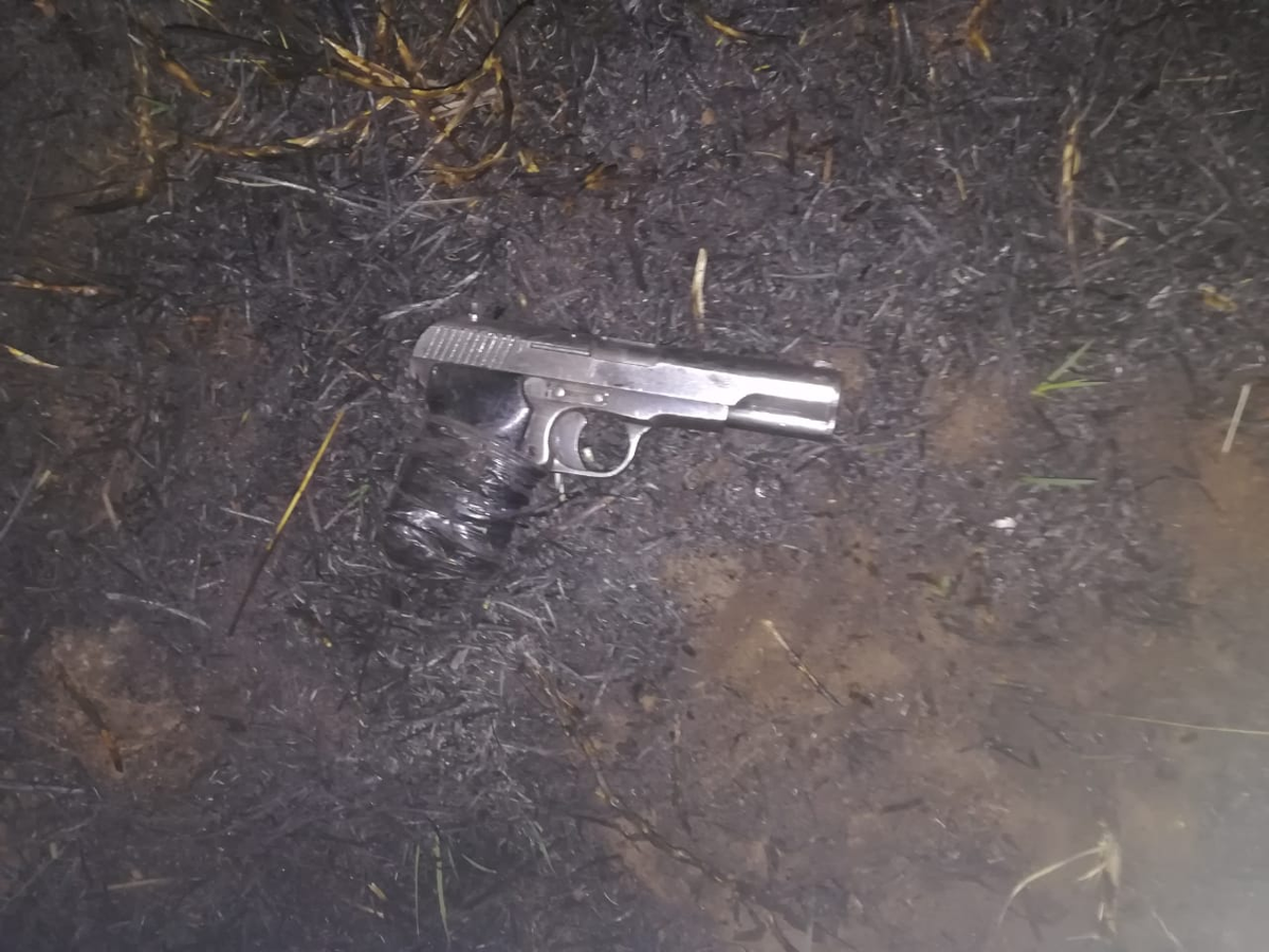 Bluehawktactic1's tweet photo. 1x suspect fatal, 3x arrested, 1x illegal firearm, 1x stolen Toyota Verso &amp; 1x Kia Rio used in commission of a crime recovered during an Intell-Driven operation by @SAPoliceService, #JMPD K9 &amp; @Tracker_SA at Soweto Highway &amp; Shaft 17 Rd https://t.co/iO5C15onPg