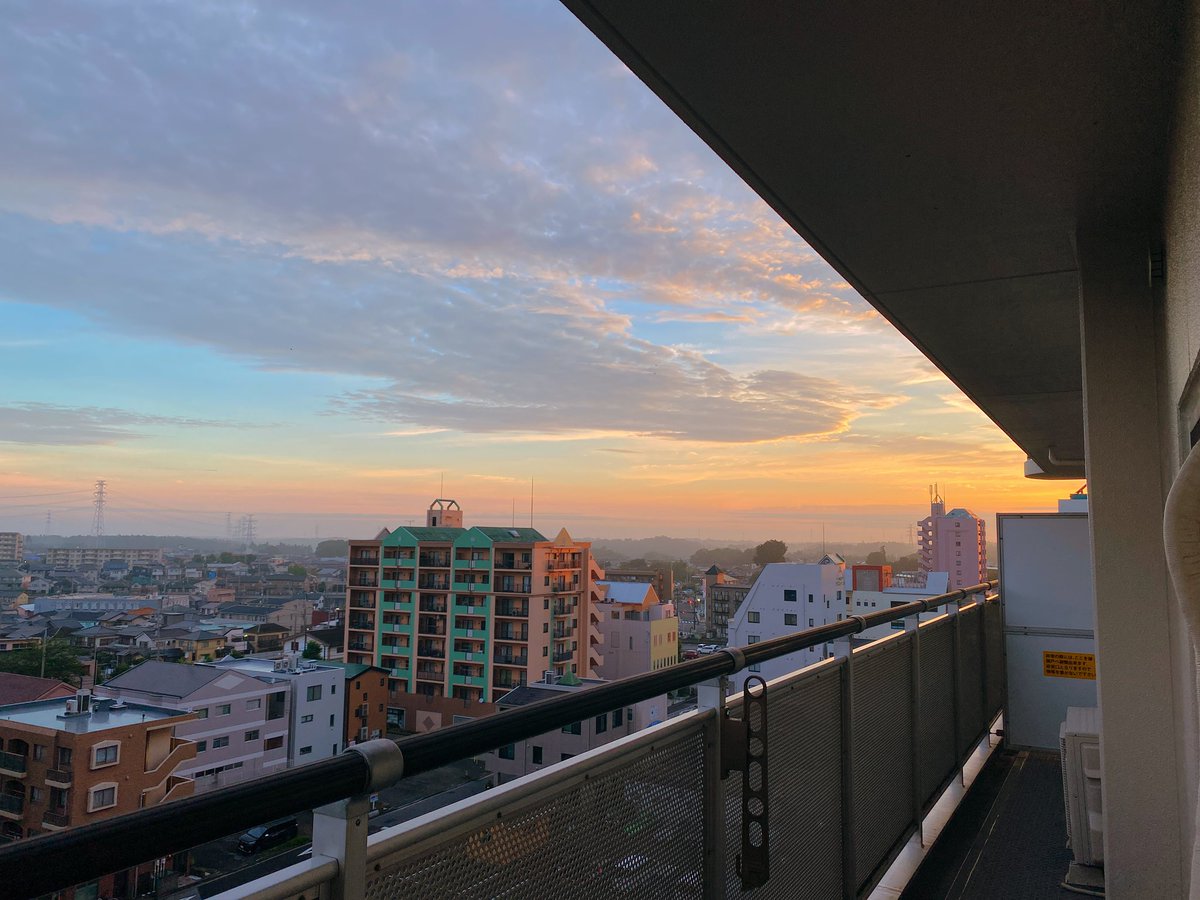 y___a1227's tweet photo. 一昨日の朝焼け🌞
ここからの景色結構きれくて好きやな〜🤍 https://t.co/jEk6O4iJn1
