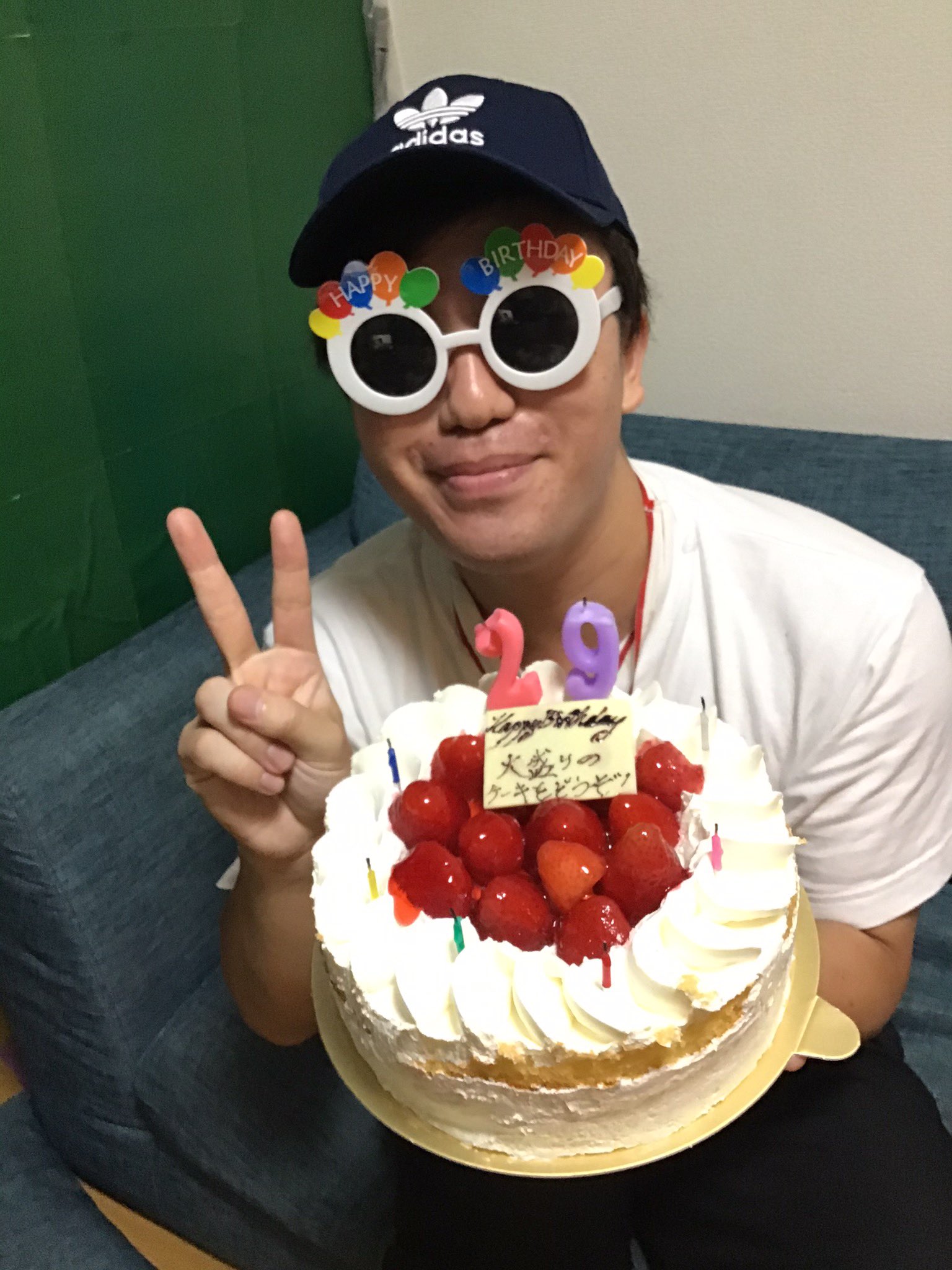 ママタルト 檜原洋平 29歳になりました 大鶴肥満から大きな誕生日 ケーキが届いて カサグランデのみんなから長風呂テーブルと雨の日でも原付に乗れてスーツと靴が入る防水リュックをプレゼントしてもらいました Youtubeでお祝いをしてくれた方も