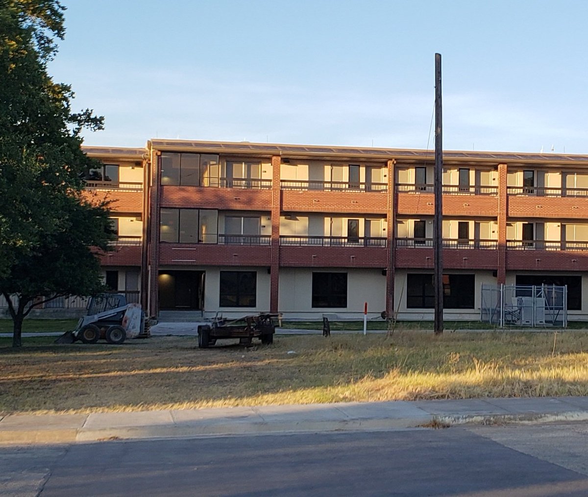 shademunday's tweet image. The smell of new paint, means the soldiers are days away from moving into their new refurbished barracks. Soldier quality of life is instrumental in climate.  #stayrugged #whodidyouinspiretoday @forthood