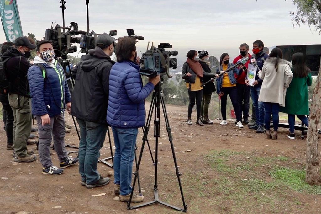 andoterok's tweet photo. Junto a la directora del @INDChileOficial, acompañamos al alcalde de @MuniLaReina, @JMPalaciosParra, en la apertura del Parque Mahuida a partir del martes en que se inicia la fase dos del plan paso a paso anunciado por el Presidente @sebastianpinera... (1/7) https://t.co/w1IRZhhSJc