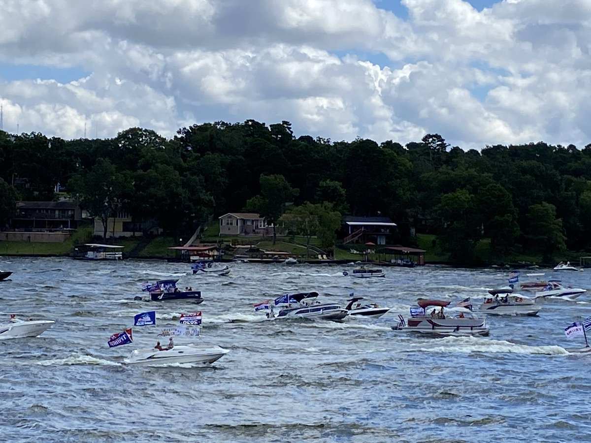 HogFanSully's tweet photo. Trump 2020 Boat Parade on Lake Hamilton - Hot Springs, Arkansas @realDonaldTrump https://t.co/rwtHGSuInP