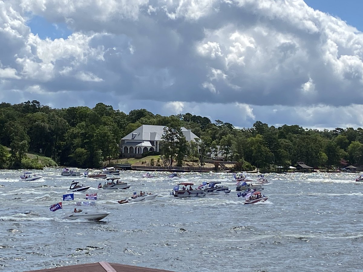HogFanSully's tweet photo. Trump 2020 Boat Parade on Lake Hamilton - Hot Springs, Arkansas @realDonaldTrump https://t.co/rwtHGSuInP