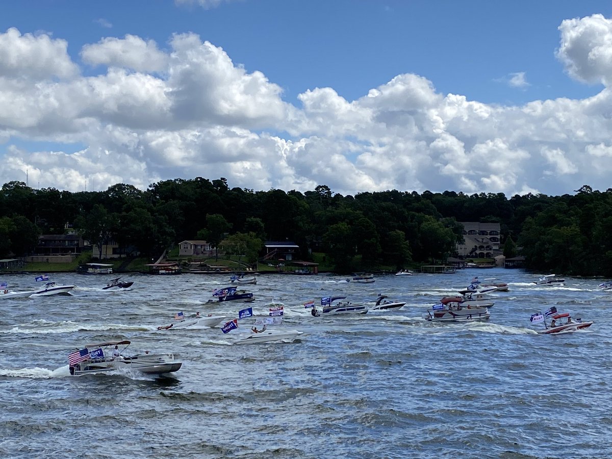 HogFanSully's tweet photo. Trump 2020 Boat Parade on Lake Hamilton - Hot Springs, Arkansas @realDonaldTrump https://t.co/rwtHGSuInP