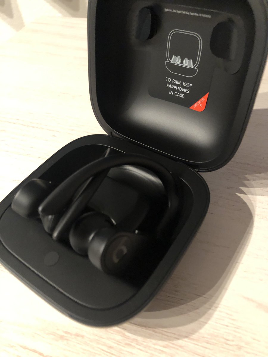 toyohiro85's tweet photo. 普段使っているurBeats3が断線したので、急遽Powerbeats Proを購入！

値段的にBeatsxにしようと思っていたけど、たまたま買いに行った店舗で、割引していてほぼ同じ価格になったので即決！

初ワイヤレスイヤホンだけど中々良い感じ。
これなら、音楽の仕事の音源確認用にも使えそう。
#Beats https://t.co/Q2LJMptS51