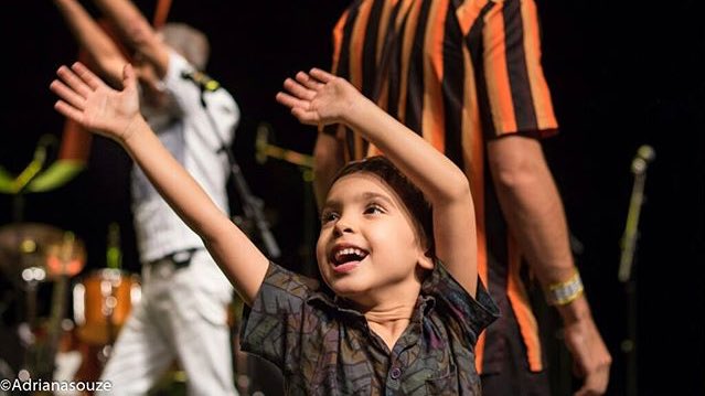 gilbertogil's tweet photo. Quando ele levou o Dom pra mostrar seu suingue no show #Refavela40 #EquipeGil #DiaDosAvós https://t.co/qDJrY8o0Ds