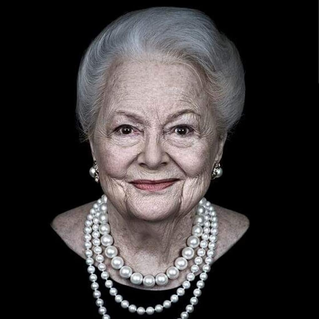 Filmaffinity's tweet photo. Muere a los 104 años Olivia de Havilland, la última actriz del cine clásico de Hollywood:

https://t.co/UQuOOF8qEi

Lo que el viento se llevó
Robin de los bosques
Murieron con las botas puestas
El capitán Blood
La heredera
A través del espejo
Y muchas más...

 #oliviadehavilland https://t.co/cNVtvSe4tU
