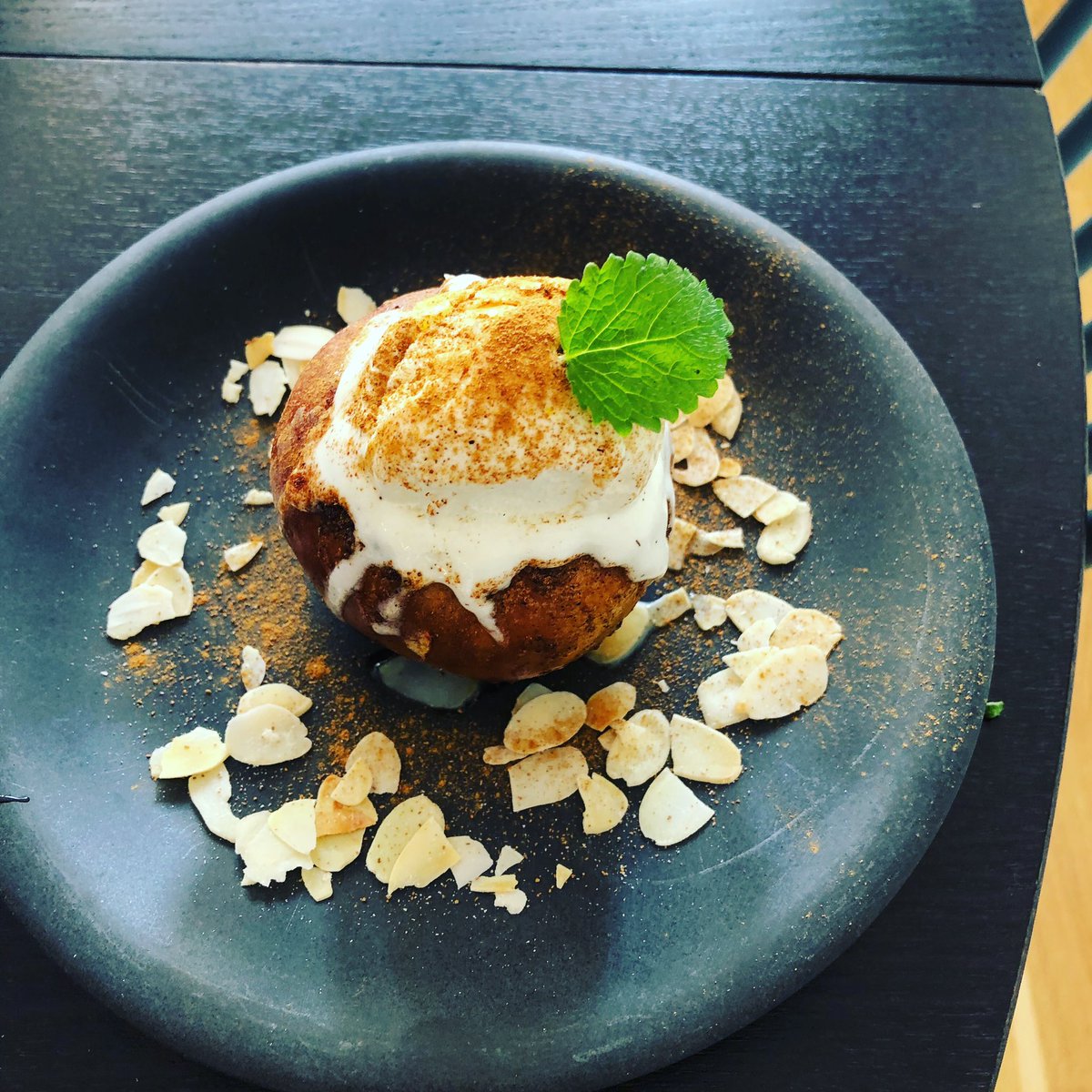 chefhertzman's tweet photo. När jag höll på att testa dessert för mitt projekt. #apple #food #chef #pastry #chef #cheflife #work24/7 https://t.co/nyrdxZfGjQ