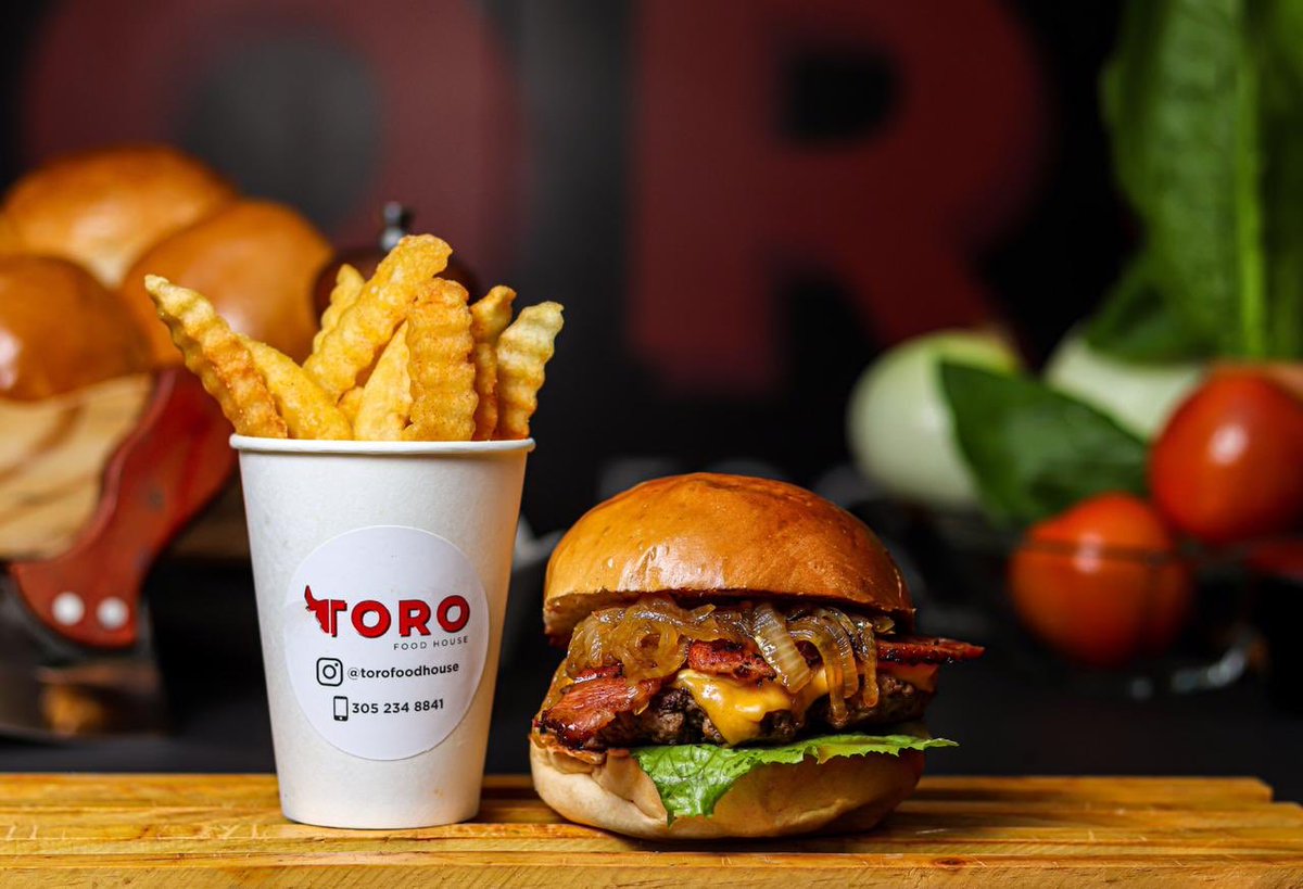 torofoodhouse's tweet photo. Primero que nada, buenos días! 

Aprovecha tu día de descanso disfrutando de una espectacular #ToroBurger, hoy puedes hacer tus pedidos desde las 11:30 AM! https://t.co/7FFUzoCXxy