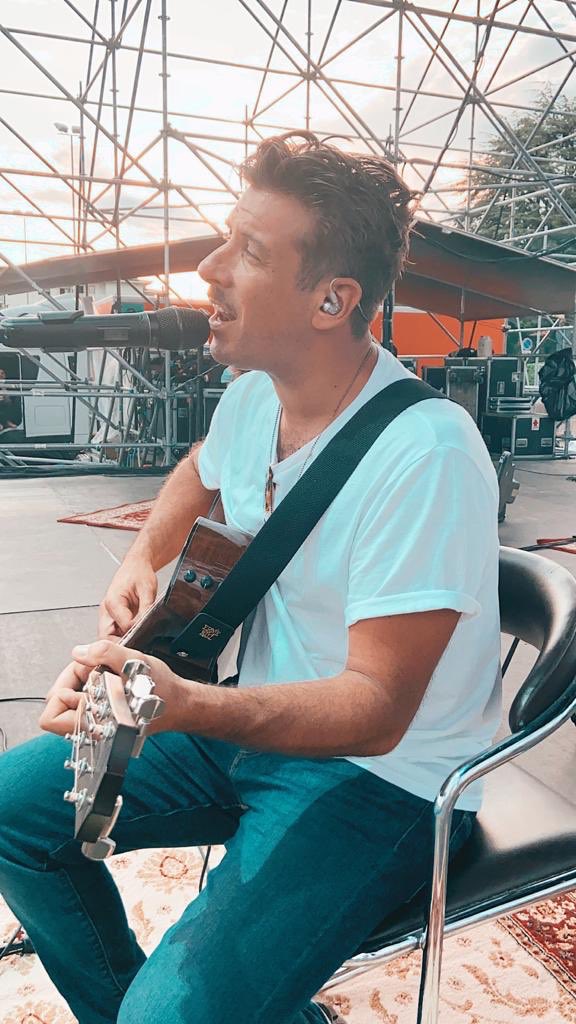 frankgabbani's tweet photo. Finalmente ci siamo! Stasera la prima data di #IneditoAcustico a Majano. Oggi è un giorno importante e bellissimo, perché ripartiamo con i concerti, anche se lo facciamo delicatamente, con tanta attenzione ma anche con tanta voglia di ricominciare.
Sarà bellissimo... a tra poco! https://t.co/A7IIbZtVrJ