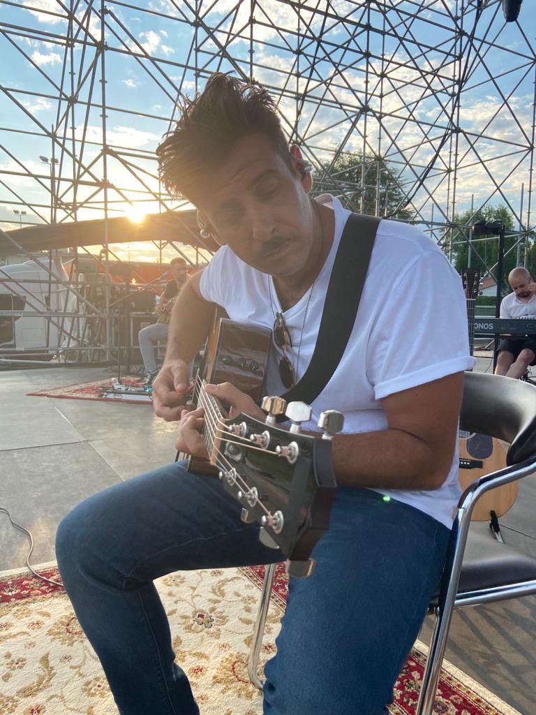 frankgabbani's tweet photo. Finalmente ci siamo! Stasera la prima data di #IneditoAcustico a Majano. Oggi è un giorno importante e bellissimo, perché ripartiamo con i concerti, anche se lo facciamo delicatamente, con tanta attenzione ma anche con tanta voglia di ricominciare.
Sarà bellissimo... a tra poco! https://t.co/A7IIbZtVrJ