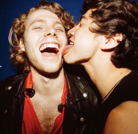 hemmings_luv's tweet photo. Rt for cake #MTVHottest 5 Seconds Of Summer https://t.co/StDIILwi73
