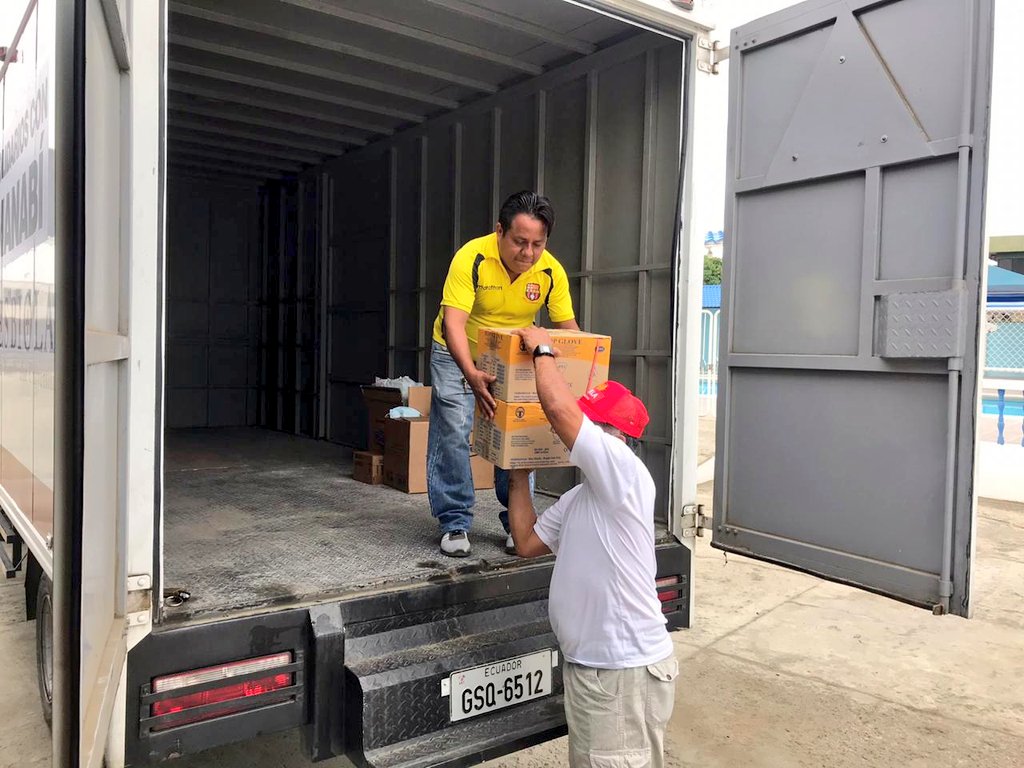 uees_ec's tweet photo. Arribo a Portoviejo del #UEESBiolab para la misión #SolidariosConManabí.

Los recibe la Dra. Mariela Macías, Directora de Salud de la prefectura de Manabí  y Amnuska Veliz, Directora Administrativa del Hospital General Portoviejo. https://t.co/eA4lF3TxCa