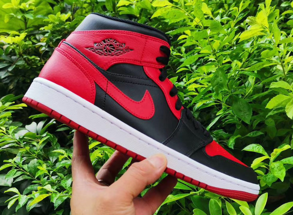 solefed's tweet photo. Upcoming Jordan 1 Mid 'Bred' 👀

Like if these are a cop 🤔 https://t.co/5ZXMZtF6bF