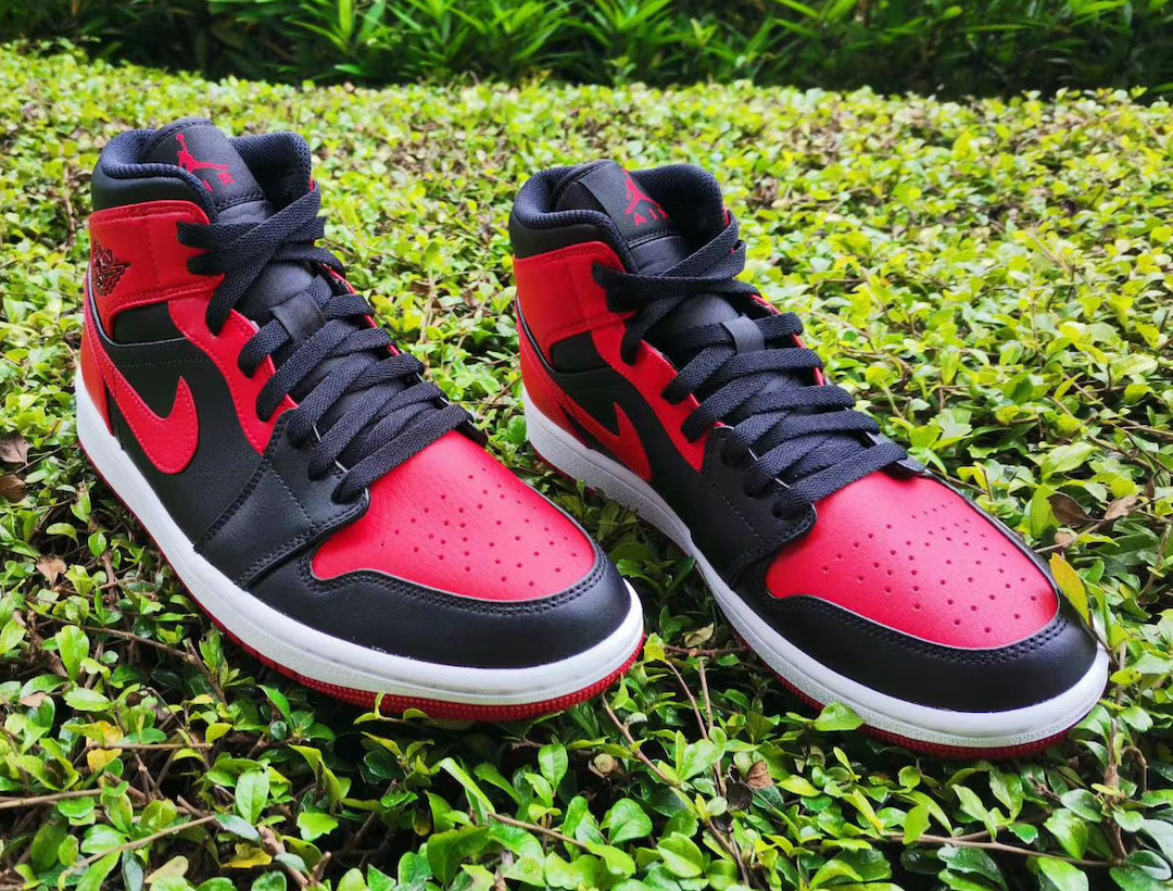 solefed's tweet photo. Upcoming Jordan 1 Mid 'Bred' 👀

Like if these are a cop 🤔 https://t.co/5ZXMZtF6bF