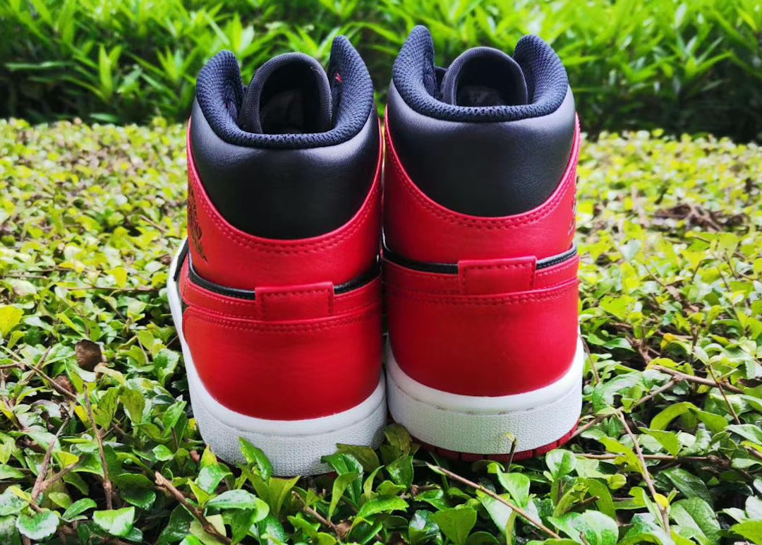 solefed's tweet photo. Upcoming Jordan 1 Mid 'Bred' 👀

Like if these are a cop 🤔 https://t.co/5ZXMZtF6bF