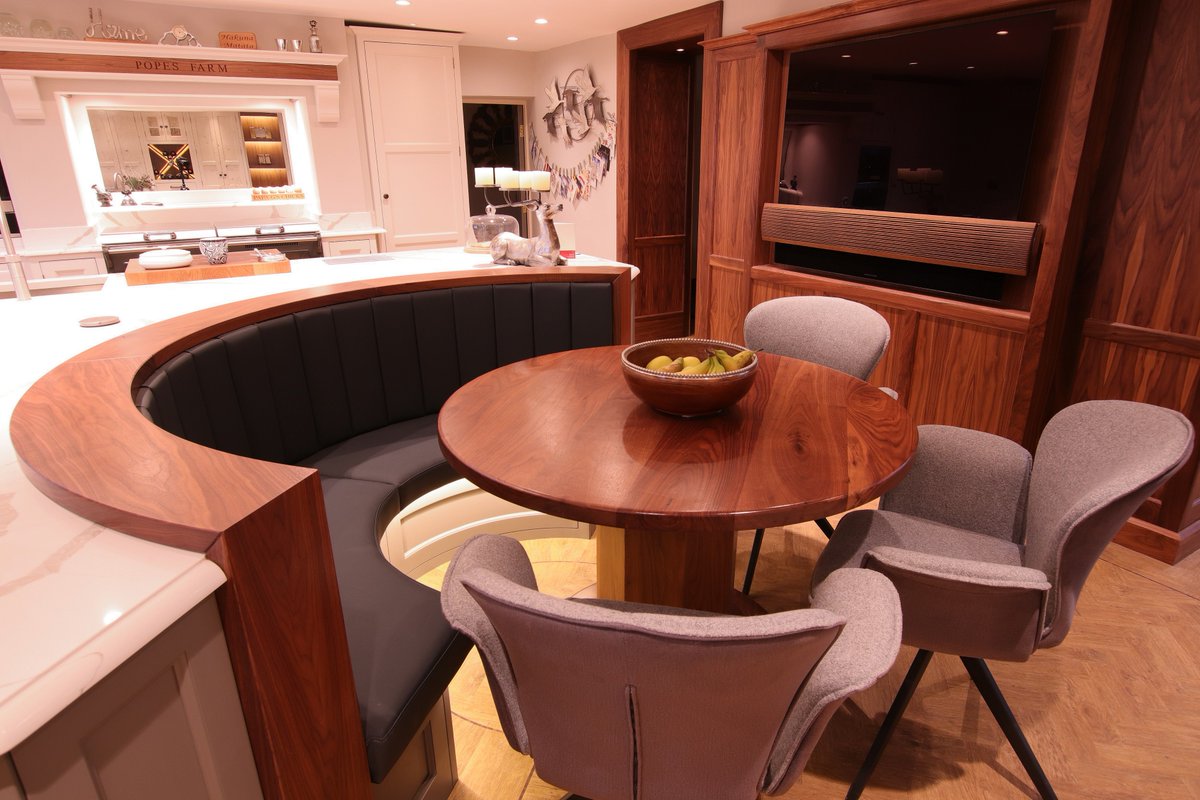 mmfurniture000's tweet photo. Happy Sunday! This week we are celebrating our thousandth kitchen sold!🍾

#matthewmarsdenkitchen #matthewmarsdenfurniture #design #joinery #kitchendesgin #rangemantle #croftandassinder #interiordesign #kitchensofinsta #farrowandball #bespokekitchen https://t.co/J3zUYDMPF4
