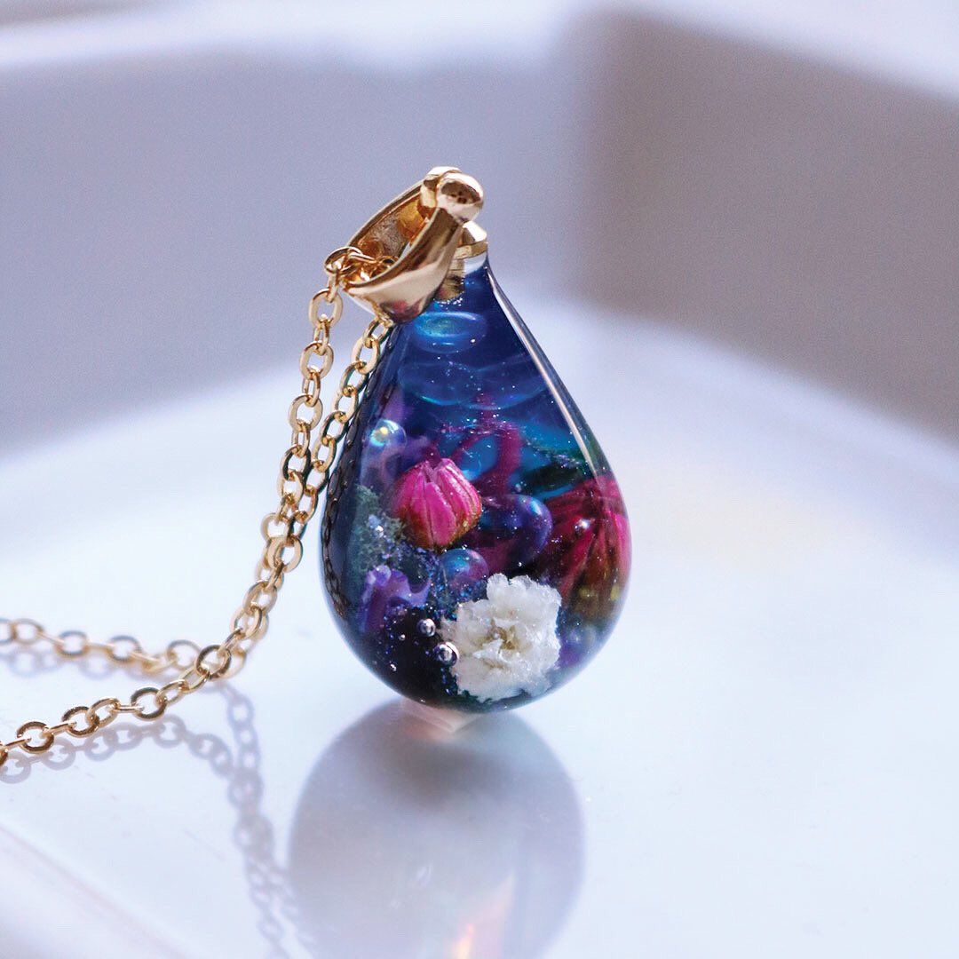 newwonder_'s tweet image. ✨Twitter Giveaway!✨
I’ll be giving away this pendant from my future upcoming fairytale collection. Giveaway is open till Aug 1st! I ship internationally. 

To enter you must follow @newwonder_ , RT and like this tweet! Please read further guidelines in the thread below.