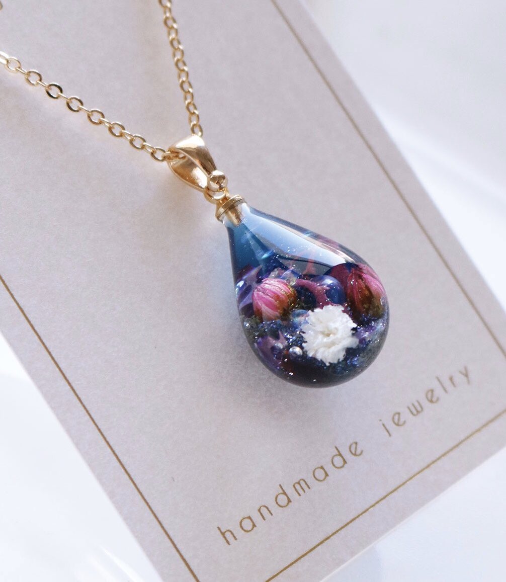 newwonder_'s tweet image. ✨Twitter Giveaway!✨
I’ll be giving away this pendant from my future upcoming fairytale collection. Giveaway is open till Aug 1st! I ship internationally. 

To enter you must follow @newwonder_ , RT and like this tweet! Please read further guidelines in the thread below.
