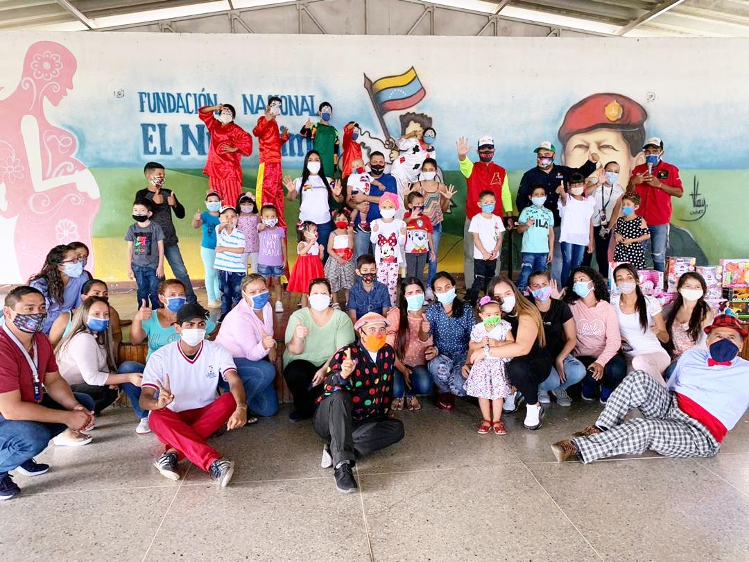 HUPAZ_BQTO's tweet photo. Este #25Jul Junto a @fundaescolar,@Educacionlara,@Sainalara1,@ninosimon_Lara,@HUPAZ_BQTO,#Cortulara,@VivirBienLara y el #TeatroJuares regalamos sonrisas a nuestros niñ@s pacientes oncológicos del @hupaz_bqto, Gracias a nuestra Gobernadora @carmentmelendezr y a la @gobiernodelara https://t.co/S640oRlUly