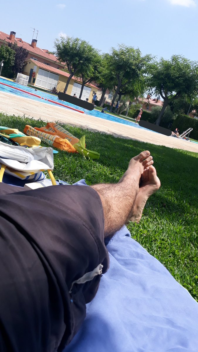 33revolucions_'s tweet photo. Tarda de piscina i #fotodemerda. (normalitzem les imatges d'estiu) https://t.co/RJ86a321Fe