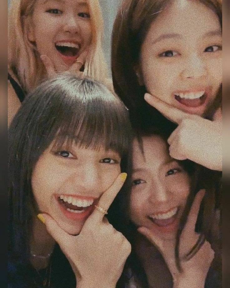 lamparari's tweet photo. i may never find 
words beautiful enough 
to describe all
that you mean to me,
but i will spend 
the rest of my life
searching for them ♡
🧚‍♀️☁️
#blackpink #rosé #jennie #lisa #jisoo 
.
#mtvhottestblackpink @BLACKPINK @ygofficialblink https://t.co/rFhf3S0fYF