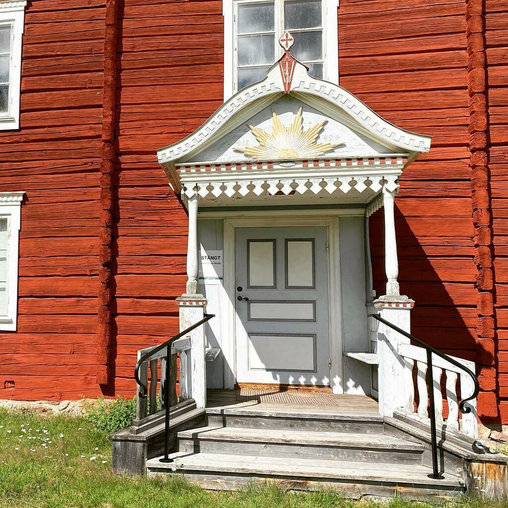 UlricaLoeb's tweet photo. Den här entrén går inte heller av för hackor! 1842 står det målat mellan solstrålarna.
#hälsingegård #hälsingland #alfta https://t.co/7BUdtdT3mm