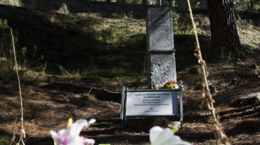 En la madrugada del 17 de agosto de 1936, García Lorca fue fusilado junto al maestro republicano Dióscoro Galindo y los banderilleros Francisco Galadí y Joaquín Arcollas, en un pago perteneciente a Viznar, en la provincia de Granada.