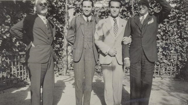 Basándose en estas fuentes documentales, los autores reconstruyen con detalle las circunstancias que rodearon el asesinato del poeta, llegando a la conclusión de que el poeta no fue fusilado por sus ideas políticas, ni por su condición de homosexual, sino por odios familiares.