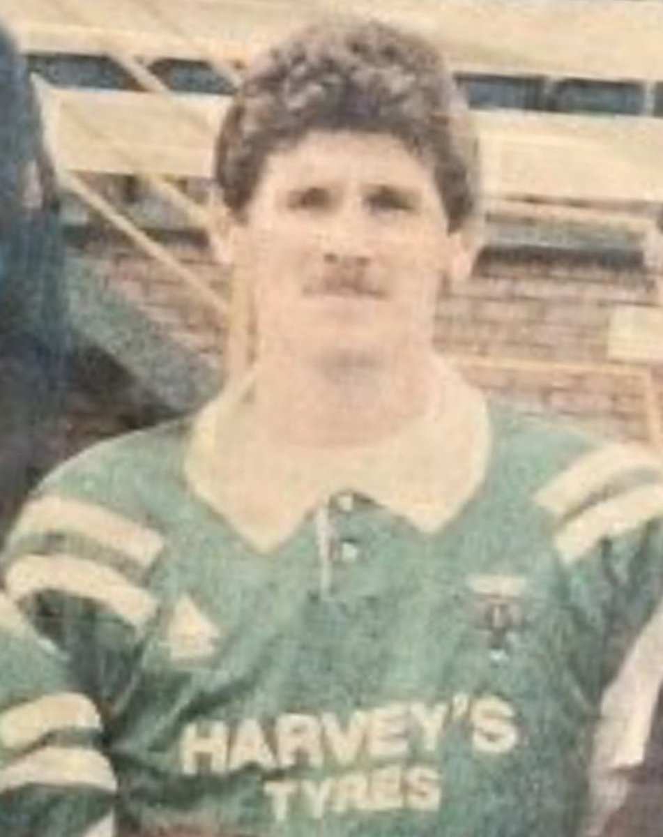 AwayVics's tweet photo. #NVFC Legend Graham Abel Wembley finalist with @NorthwichVicsFC in1996,1983, 1984 🏆 Loving his New Ltd Edt @FansFavouriteUK #Forzavics retro scarf 💚⚽🇳🇬 to grab yours contact #Awaydays lads @1Keish1 &amp; @chrisshozzshaw #asolidbond #Proud #History https://t.co/LR7NUx7IGe