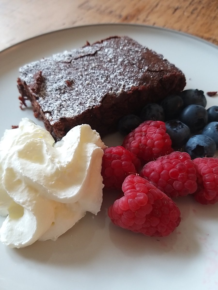 HoltomKate's tweet photo. Sunday pudding... a mega treat in out house! I'm a little obsessed with making brownies at the moment. Needless to say, they were a hit! #sundaypudding #treats https://t.co/tIUfpwVvx7