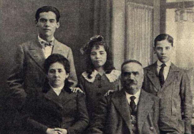 El padre de Lorca tenía intensas luchas de poder con los Roldán, y con la familia Alba, la misma a la que Lorca hace protagonista en su drama La casa de Bernarda Alba, a la cual describe con tintes de oscuridad y crueldad.Esta obra hizo exacerbar el odio contra él.