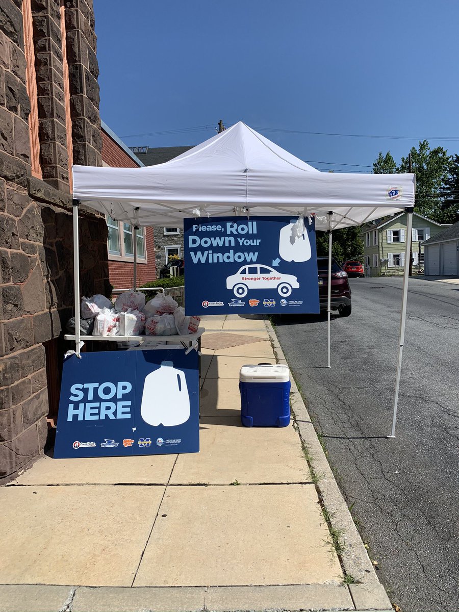 BethKirman's tweet image. Round 2- Staff, community, @LDFB_live players and coaches from @LowerDauphin distributed 540 gallons of milk helping hundreds of @AmericanDairyNE farmers and families in our community! #WeAreInThisTogether @CoachKlock