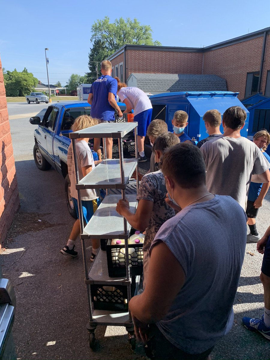 BethKirman's tweet image. Round 2- Staff, community, @LDFB_live players and coaches from @LowerDauphin distributed 540 gallons of milk helping hundreds of @AmericanDairyNE farmers and families in our community! #WeAreInThisTogether @CoachKlock