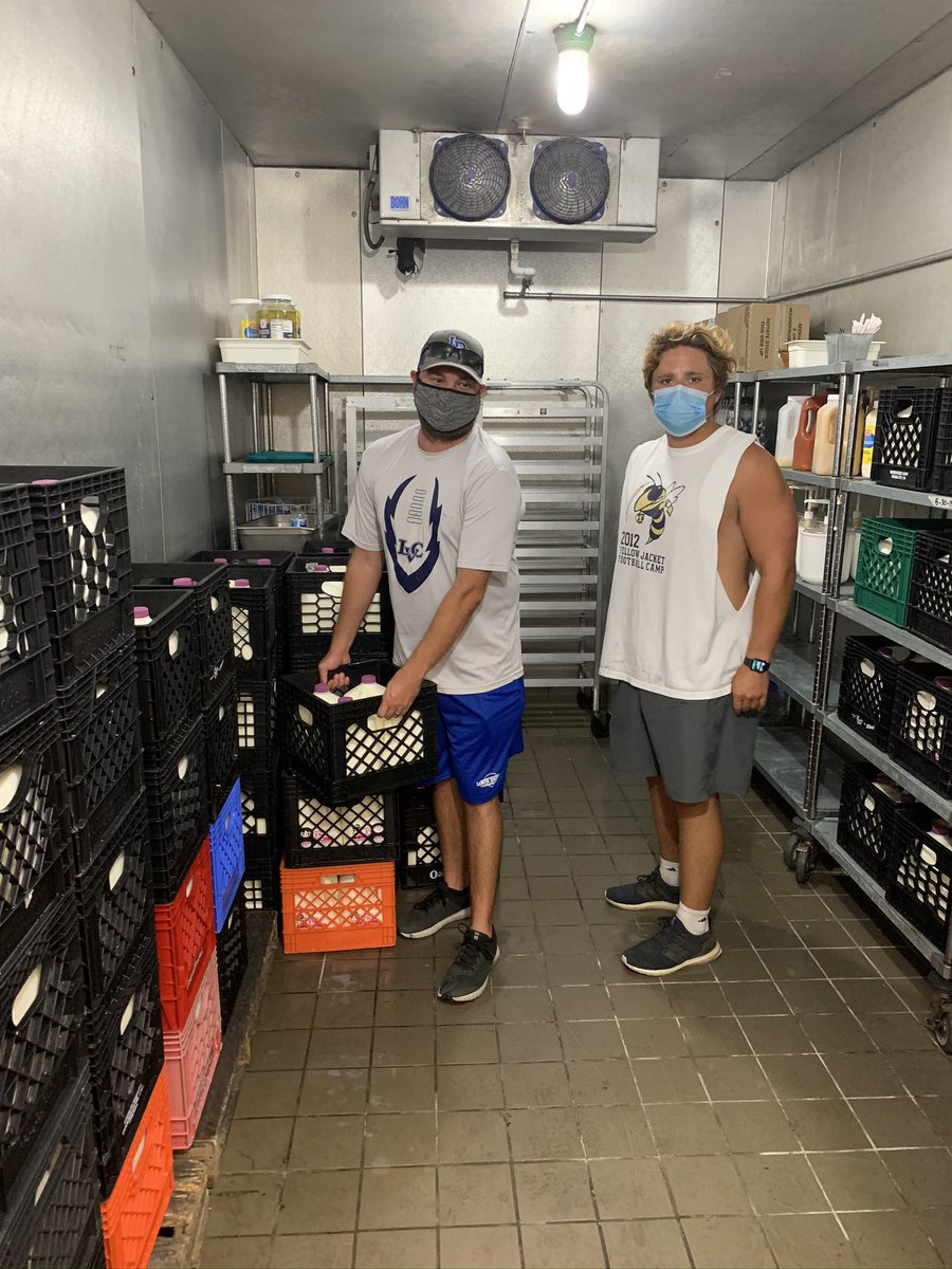 BethKirman's tweet image. Round 2- Staff, community, @LDFB_live players and coaches from @LowerDauphin distributed 540 gallons of milk helping hundreds of @AmericanDairyNE farmers and families in our community! #WeAreInThisTogether @CoachKlock