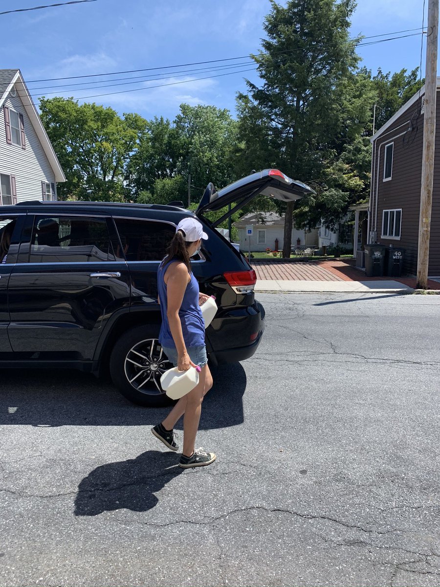 BethKirman's tweet image. Round 2- Staff, community, @LDFB_live players and coaches from @LowerDauphin distributed 540 gallons of milk helping hundreds of @AmericanDairyNE farmers and families in our community! #WeAreInThisTogether @CoachKlock