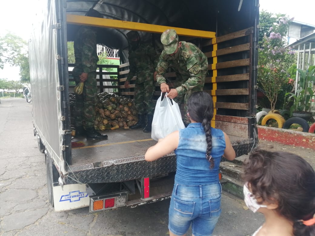 Ejercito_Div5's tweet photo. Soldados del #Baspc de la #NovenaBrigada apoyan a campesinos para llevarles víveres de primera necesidad a las personas más necesitadas de las comunas 6 y 8 del municipio de Neiva #Huila @COL_EJERCITO https://t.co/mBwaF5iKcC