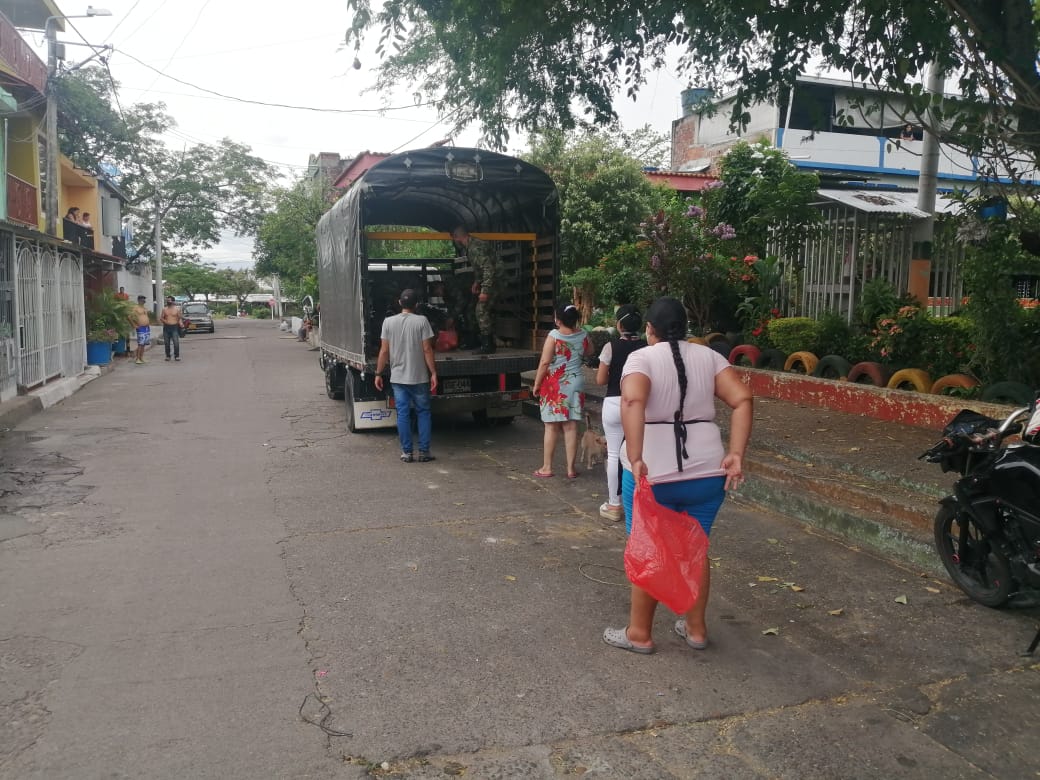 Ejercito_Div5's tweet photo. Soldados del #Baspc de la #NovenaBrigada apoyan a campesinos para llevarles víveres de primera necesidad a las personas más necesitadas de las comunas 6 y 8 del municipio de Neiva #Huila @COL_EJERCITO https://t.co/mBwaF5iKcC