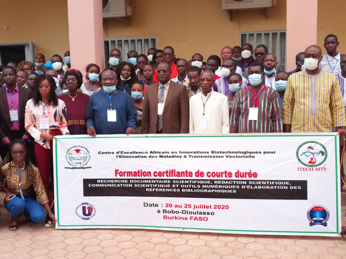 Photo de famille avec les participants autour de 70 apprenants et 08 nationalités: Tchad, Niger, Togo, Bénin, Sénégal, Mali, Congo et Burkina Faso