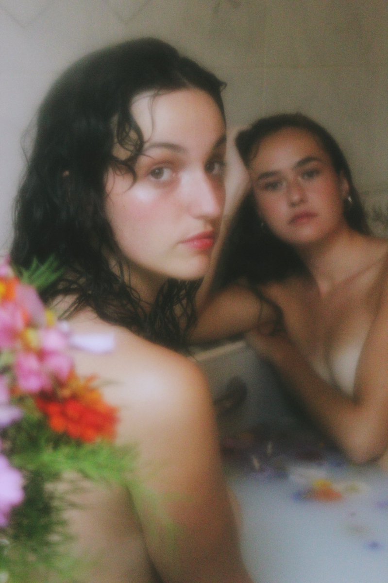 salutcBernie's tweet photo. Quelques photos du shooting ✨
@marguefritte 
Cottage core énergie 
#portraitphotography #cottage #flowers #photoshoot https://t.co/u7wsyvdHgq