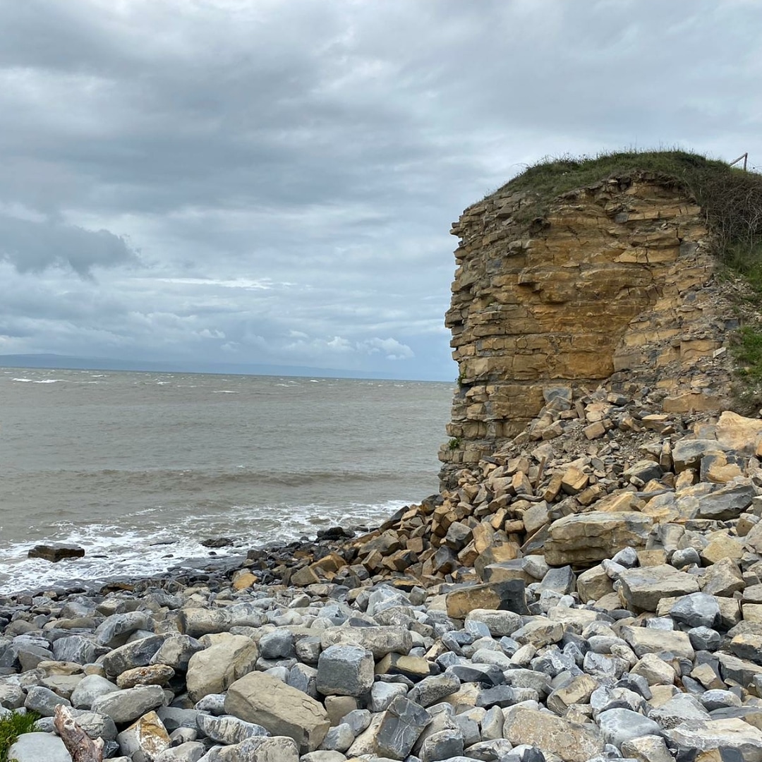 Danger Near Cliffs.
Today our Volunteer team were out on patrol. They came across this recent rock fall at Rhoose quarry. At the Coast, always stay away from cliffs as this can happen at anytime.
In difficulty near the coast, 999 and ask for the Coastguard.