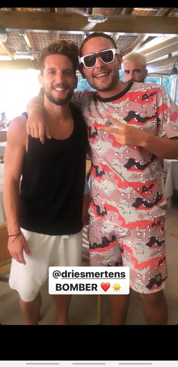 coldblackarrow's tweet photo. #SocialRecap giornaliero:

Mertens è con Rocco Hunt;
Lobotka-Zielinski con Lady Zielinski e sorella, e Lady Lobotka e sorella(gemella);
La mamma di Younes è a Napoli;
Gli Ospina sono troppo boni. https://t.co/5wazusXwRw