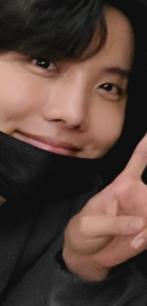 minjmoon_93's tweet photo. [🌻] Stay Gold and Não esqueça de dar views em CNS hoje, intercale com: ON,Stay Gold, Boy With Luv, Black Swan, com trabalhos solo e fancams do #JHOPE
Participem de votações e projetos em andamento.
Tenha um ótimo domingo e cuida-se.🌼
#ProjectHopeMyWorld  @BTS_twt https://t.co/MOnNE1iPqO
