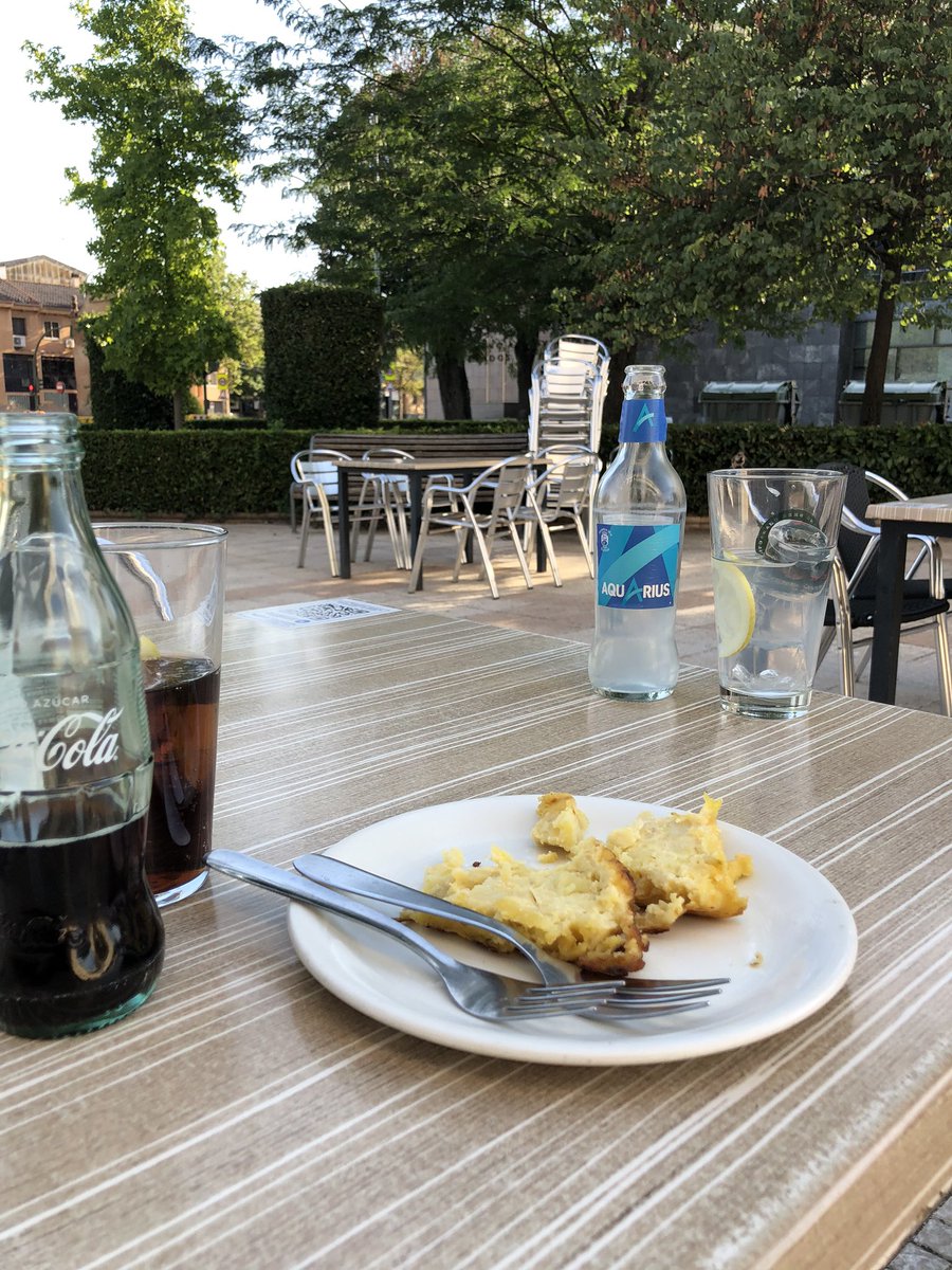 paapilaso's tweet photo. ¿Alguien sabe que aperitivo es este? Ahora mismo en un famoso mesón en Cáceres #elpincho #dapena https://t.co/hlFzTKYwQJ